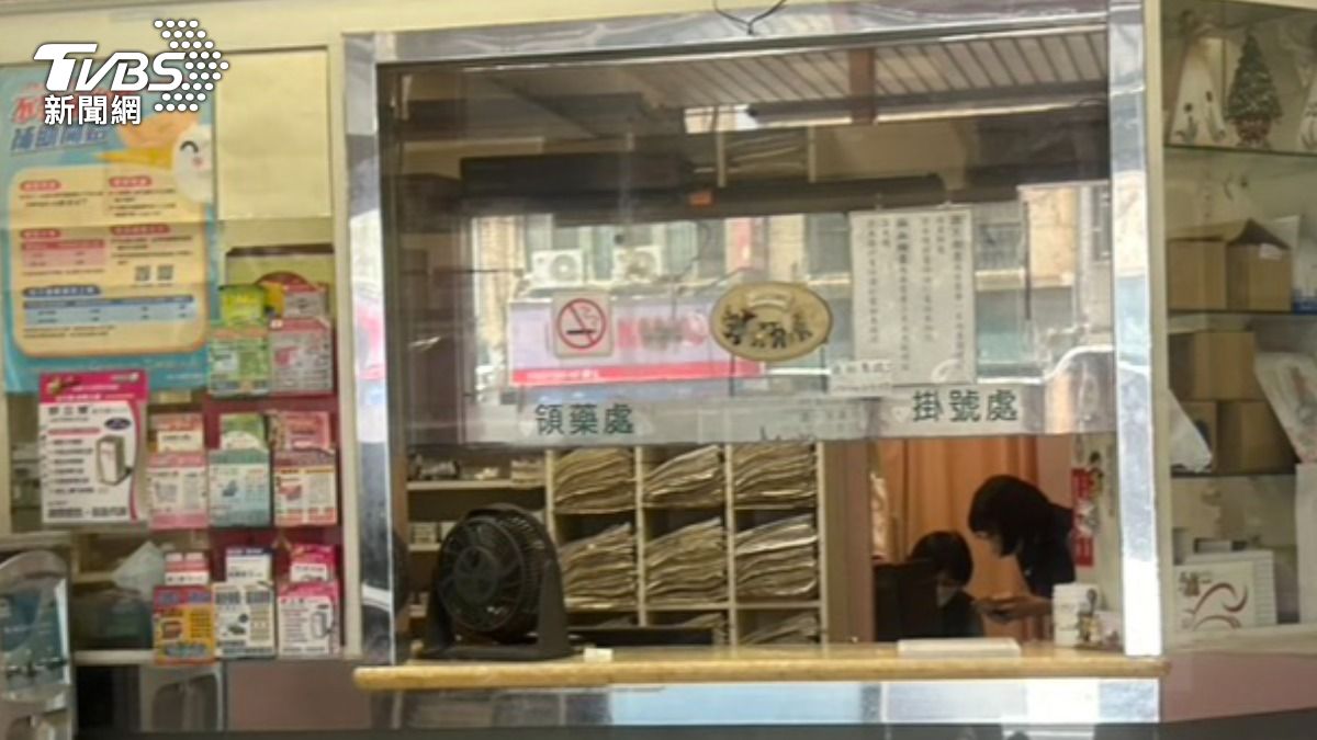 台中市衛生局今(14)日中午也前往診所調查。(圖/林冠丞攝)