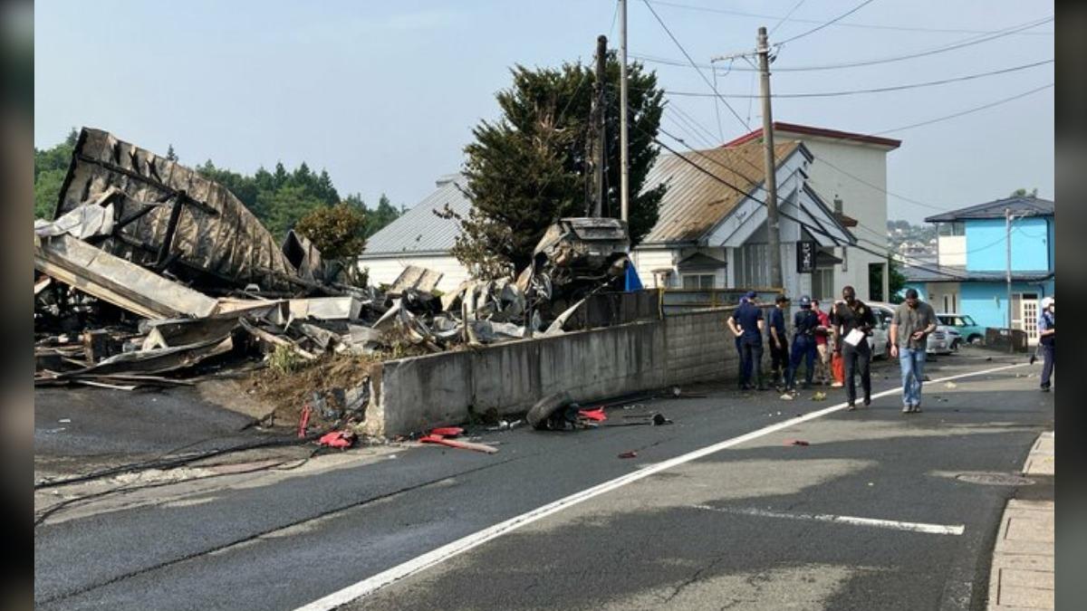 日本青森縣三澤市栄町地區清晨4點左右一台汽車因不明原因衝進附近一棟住宅,載具因撞擊燃起熊熊火焰。(圖/擷取自ATV News)