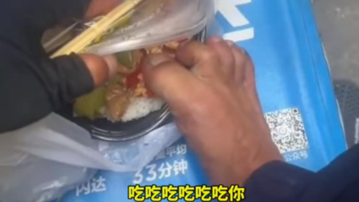 陸外送員「用腳ㄍㄡˊ餐點」還吐口水! 全網撻伐:太噁心