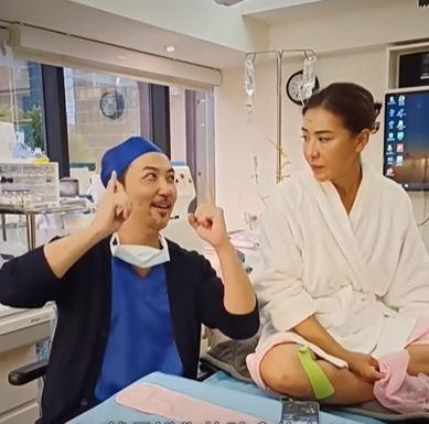 小禎看著李進良搞笑。（圖／翻攝自胡小禎臉書）