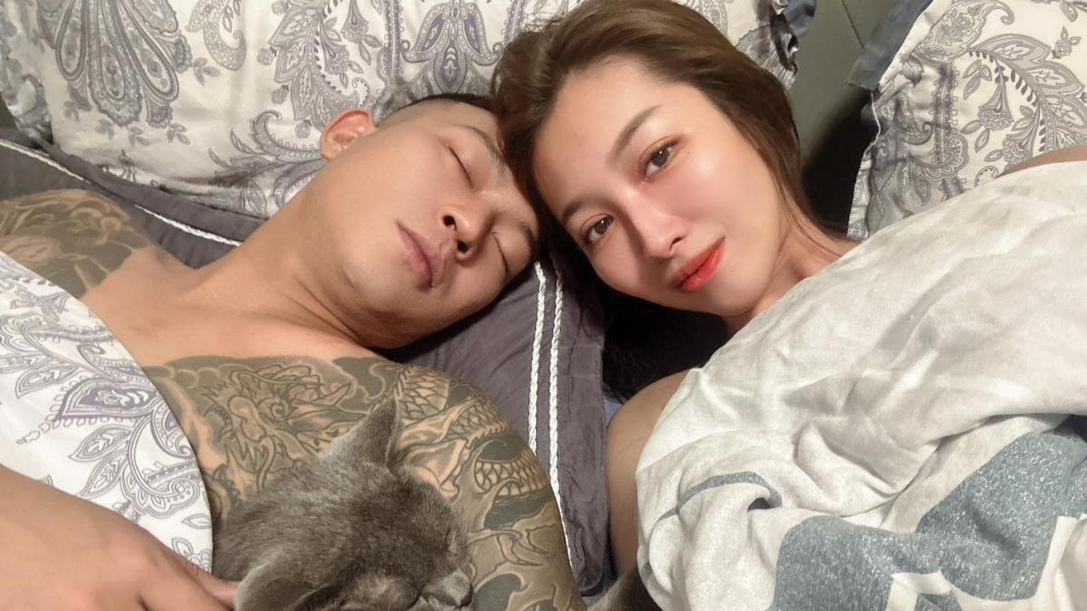鳳梨簽離婚協議!爆「19.5雄偉照」傳女星 鹹濕對話流出