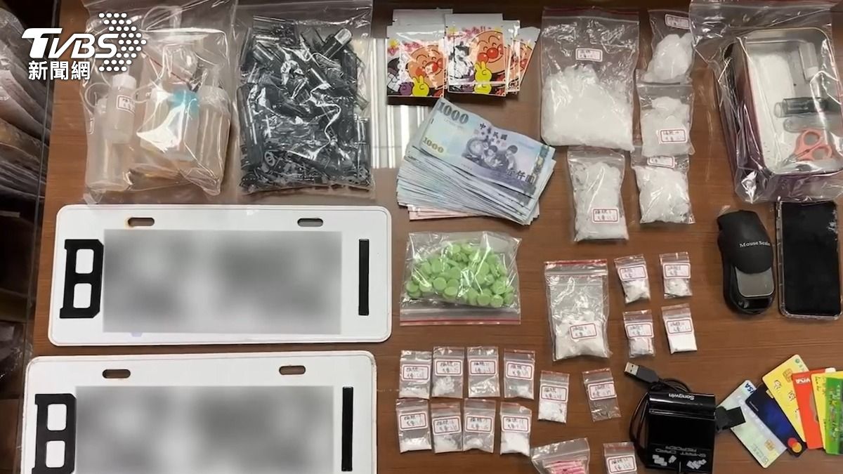 警方查扣大量毒品以及提款卡。(圖/TVBS)