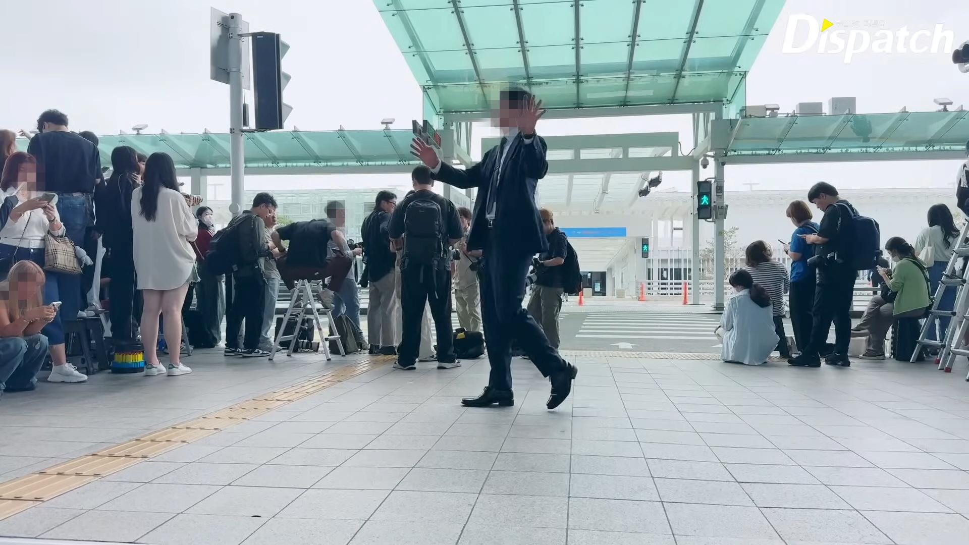 邊佑錫抵達機場之前就有保鑣到處宣傳等等會把大門封住。(圖/翻攝自Dispatch YouTube)
