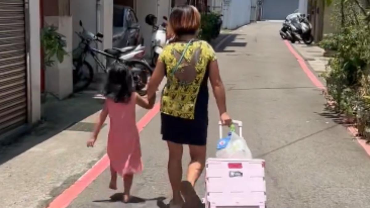 新竹女童「赤腳踩柏油路」整路哭 母無視硬拉走20分鐘