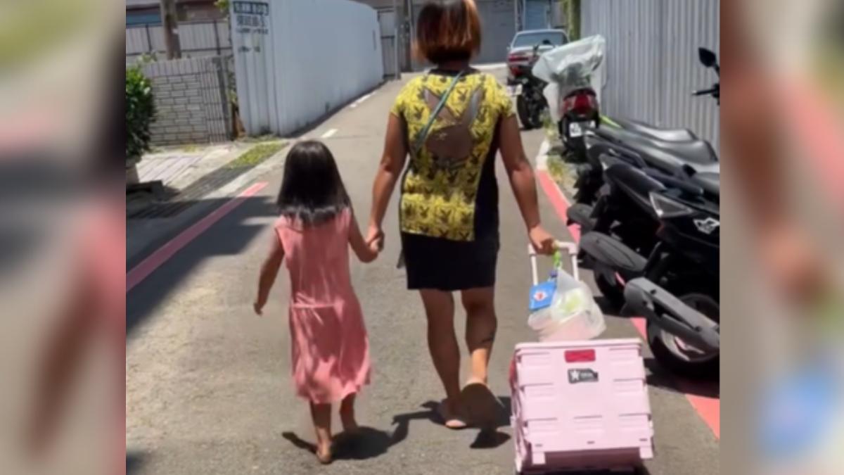 有女網友上前希望幫忙,卻被婦人無情拒絕。(圖/翻攝自臉書)