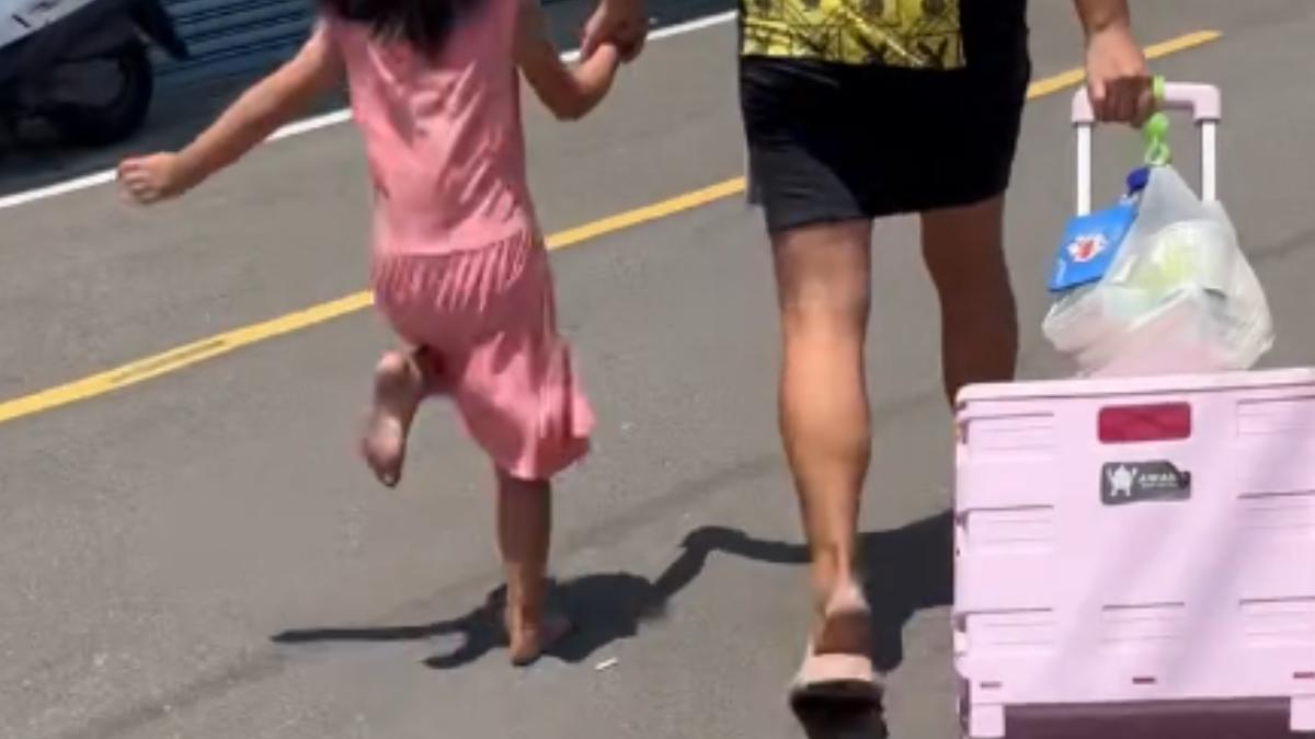 女童赤腳踩上柏油路,整路不斷哭叫。(圖/翻攝自爆料公社)