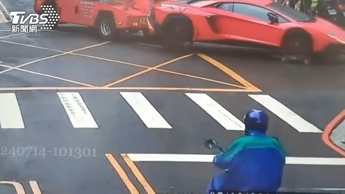 畫面曝光!「紅色大牛」違停被拖 超哥1小時低調領回
