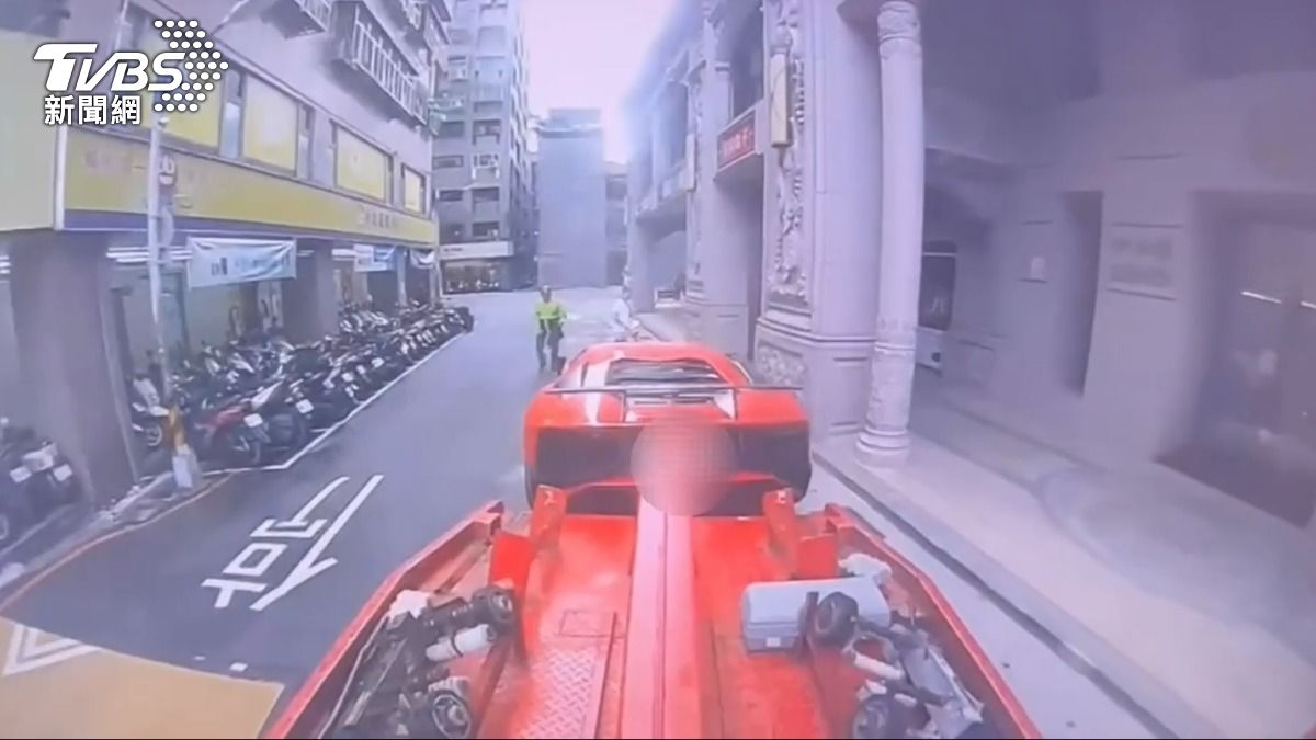 知名YTR超哥因違規停車,千萬超跑慘被拖吊。(圖/TVBS)