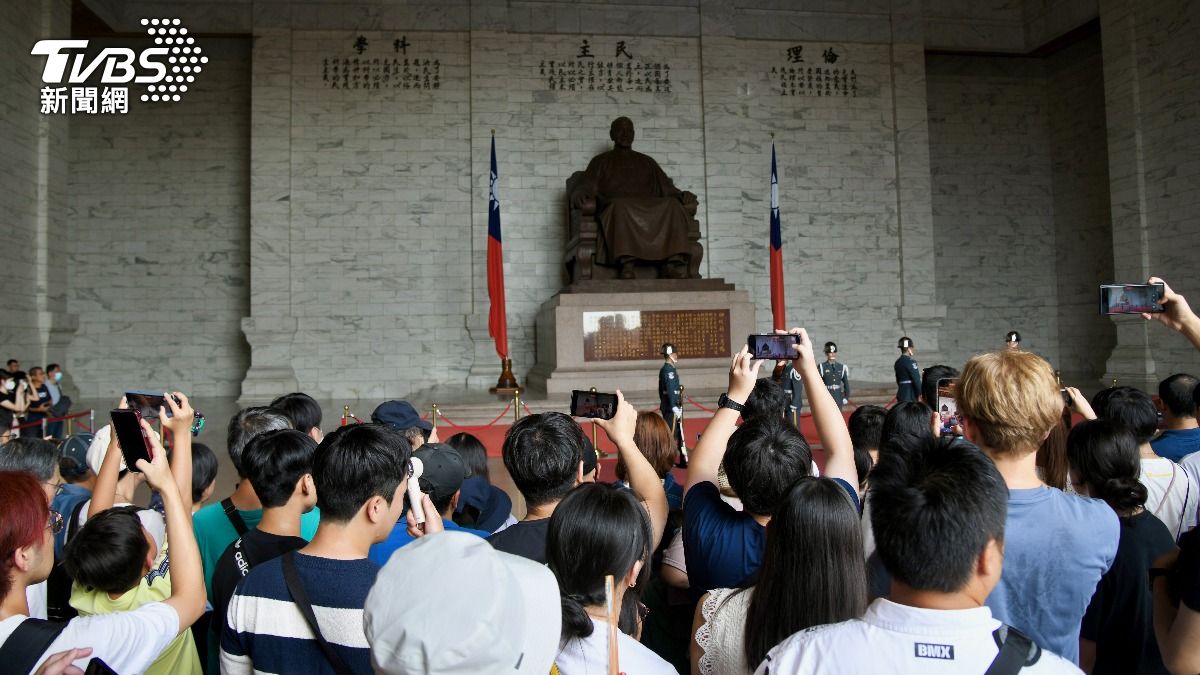 國軍儀隊銅像大廳操演最終日，現場湧入人潮拍照留念。（圖／記者胡瑞麒攝）