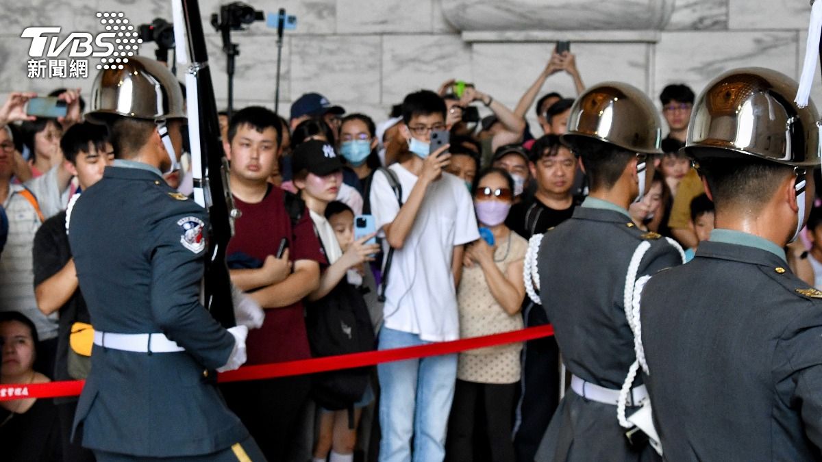 國軍儀隊銅像大廳操演最終日，現場湧入人潮拍照留念。（圖／記者胡瑞麒攝）