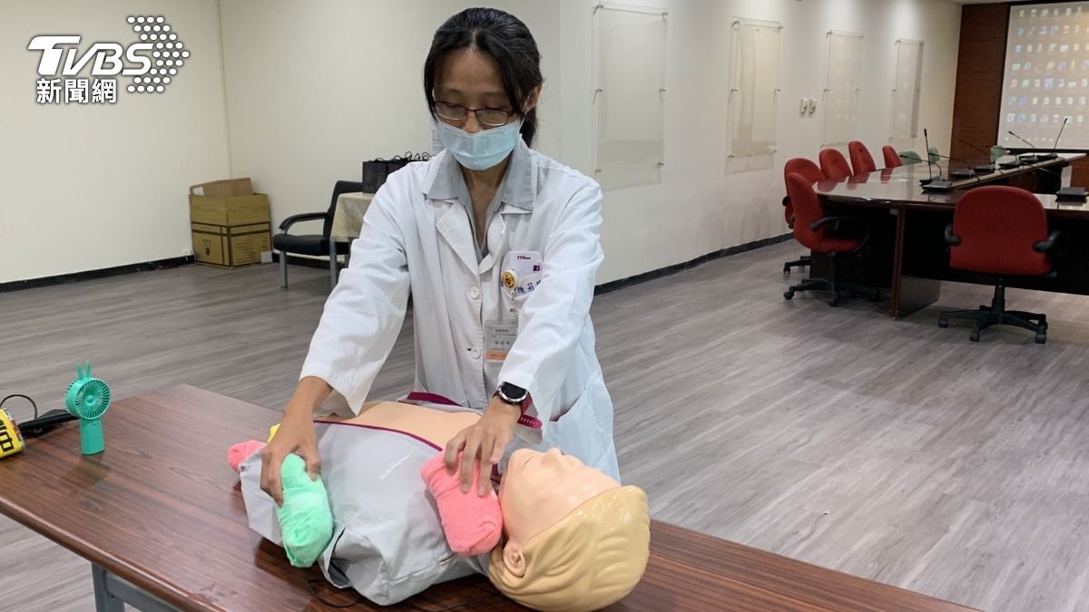 台中醫院急診室主任陳莉瑋指出,該名婦人到院時體溫高達42.1度。(圖/林冠丞攝)