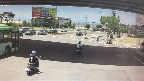 莊男駕駛油罐車,疑似要變換車道匯入慢車道,但過程中卻駛進兩個車道中間。(圖/TVBS)