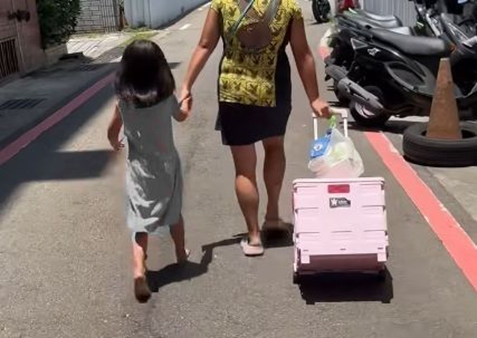 新竹女童被逼「赤腳踩柏油路」!整路哭喊媽媽好燙 社會處:將介入