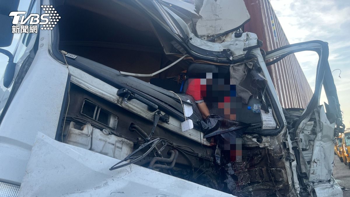 國3和美段3車追撞!聯結車駕駛趴方向盤全身血 無心跳重傷亡