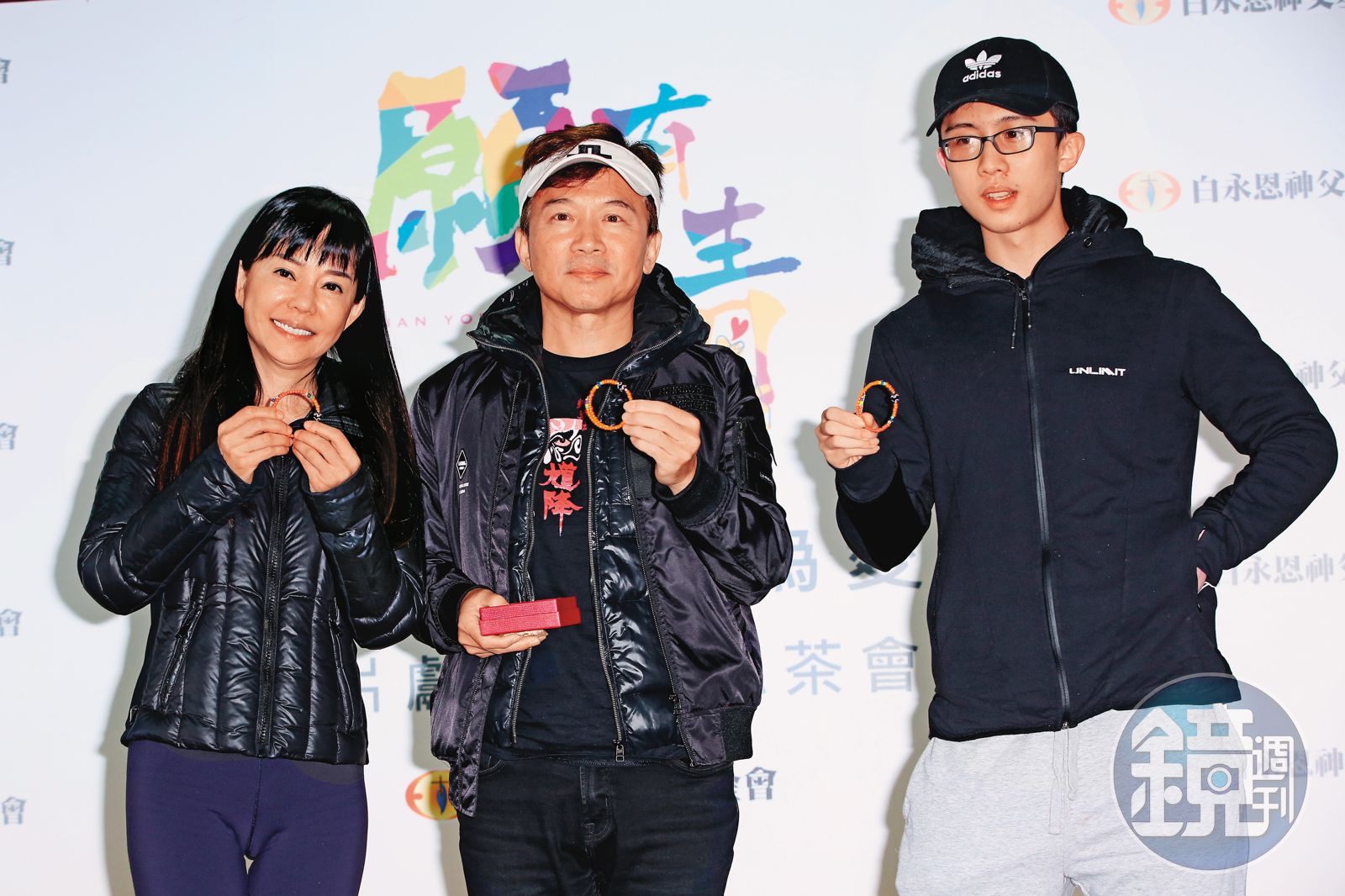 孫鵬（中）、狄鶯（左）一直給人溺愛兒子的印象，但孫安佐（右）並不認同這種說法。（圖／鏡週刊）