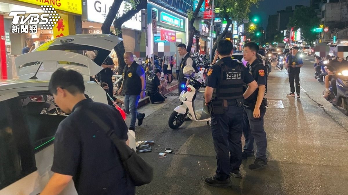 警方攔截涉案車輛，當場逮捕擄人的林姓債主等4人。（圖／TVBS）