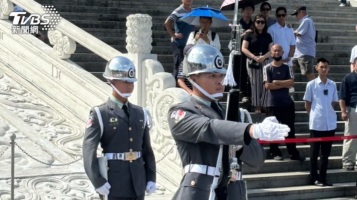 中正紀念堂儀隊「戶外」操演day1!越南遊客:阿兵哥多一點更吸引人
