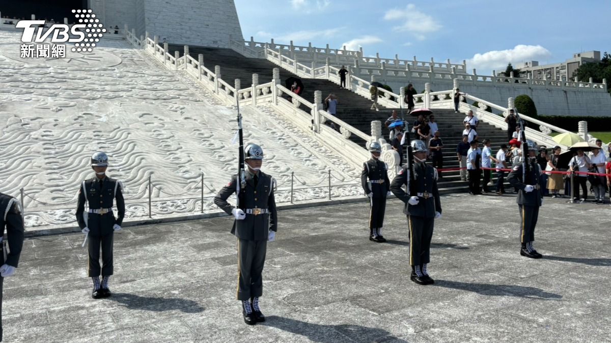 儀隊移出銅像大廳,早上9點至下午5點整點操演。(圖/記者萬紹安攝)