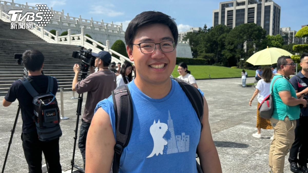 菲籍美國人許先生首次來中正紀念堂,認為國軍儀隊操演精彩、不虛此行。(圖/記者萬紹安攝)