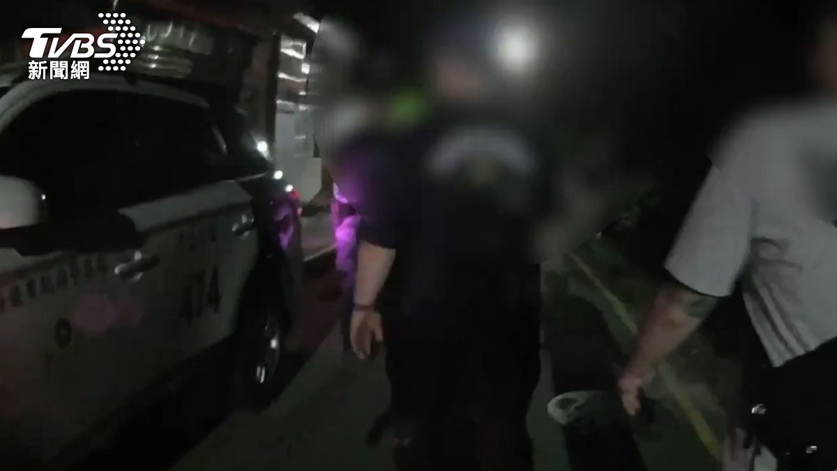 警方將現場8人全數帶回偵辦。（圖／TVBS）