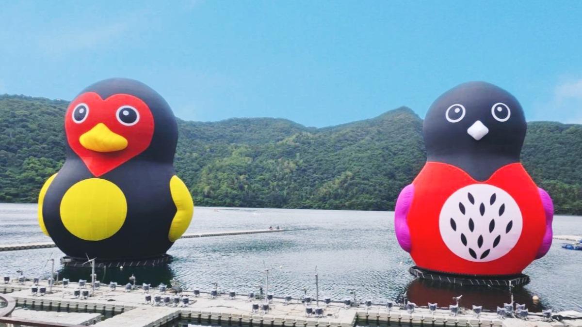 鯉魚潭面上15公尺高的巨型紅面鴨、朱鸝成活動最大亮點。(圖/翻攝自2024花蓮紅面鴨FUN暑假官網)
