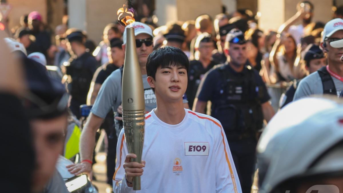 巴黎奧運/防彈少年團Jin「巴士底日」法國傳聖火! 鐵粉等14小時:很值得