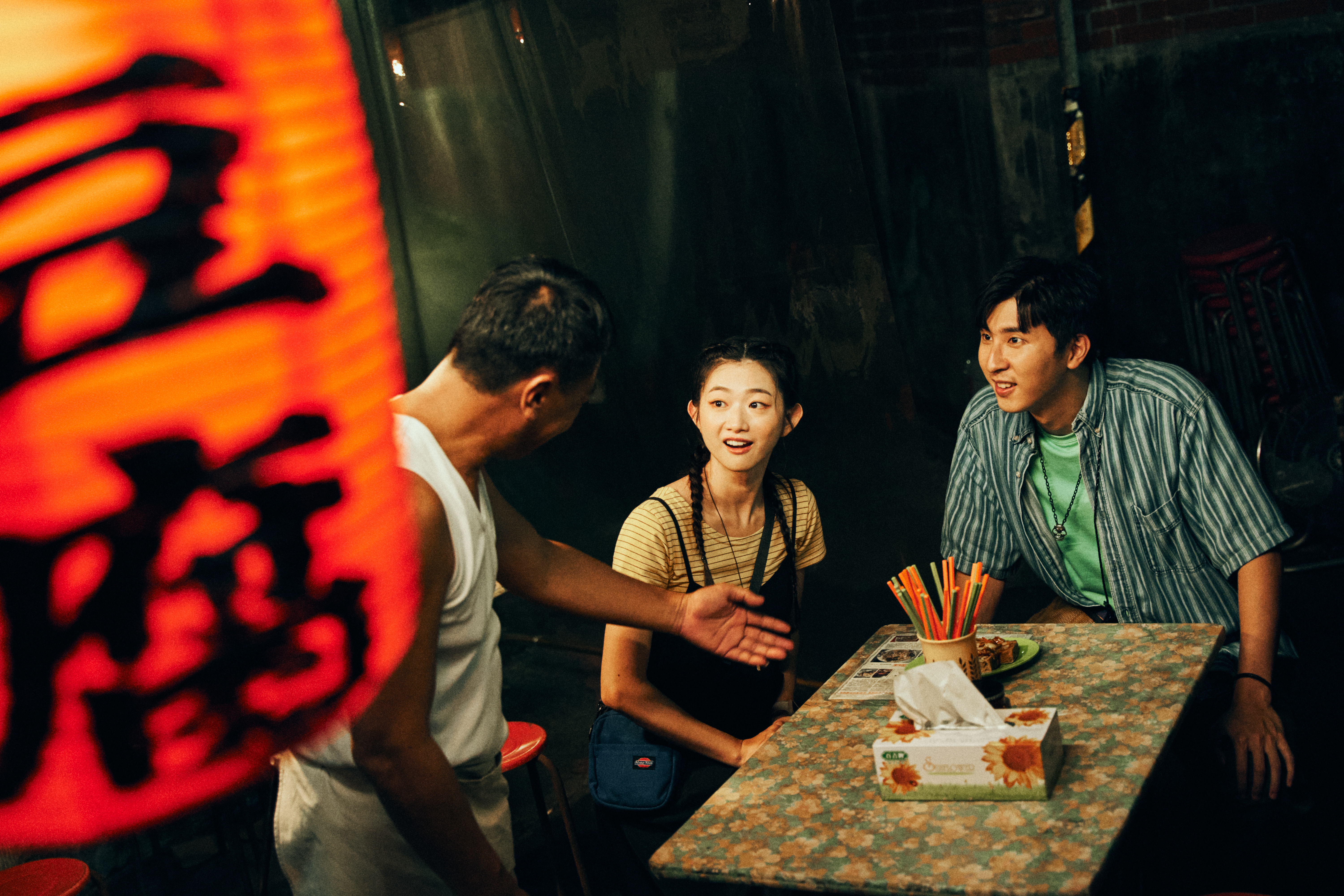 劇中晏柔中、胡釋安品嚐臭豆腐,遇到詭異老闆游安順。(圖/CATCHPLAY+提供)
