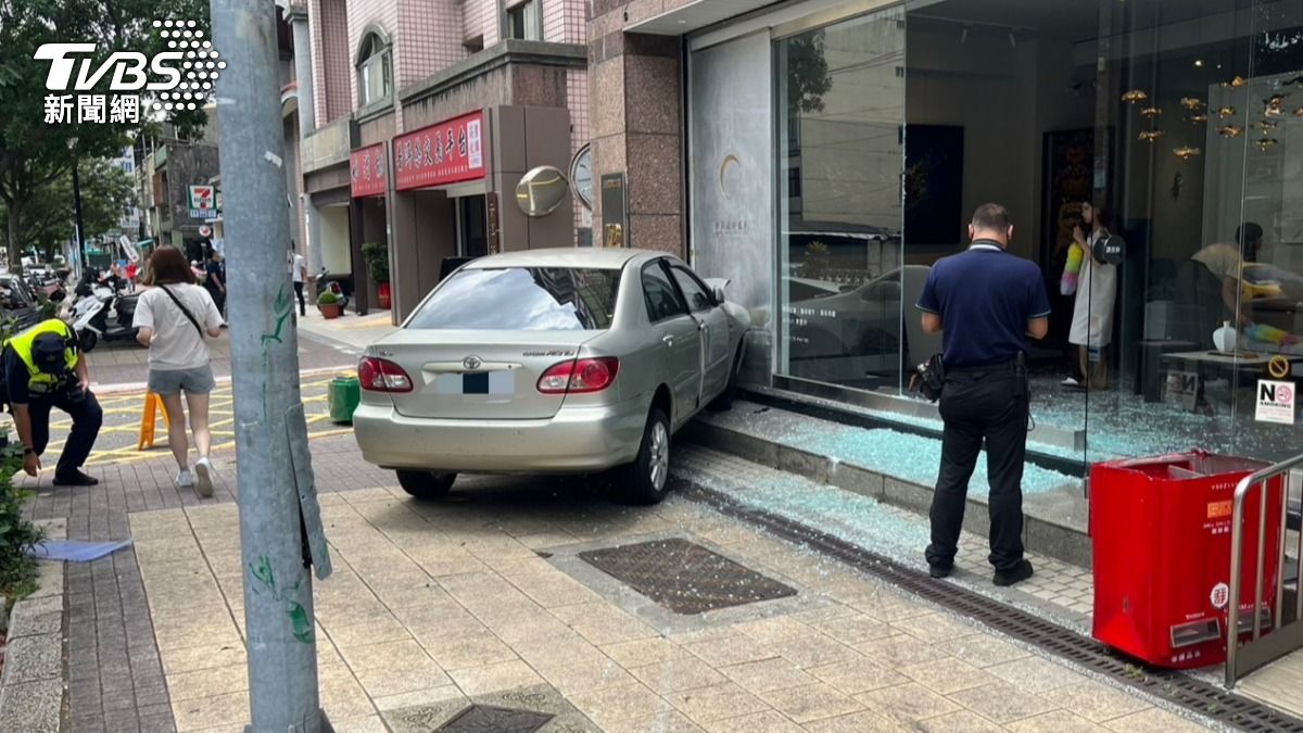 快訊/阿北出事了!8旬翁誤踩油門暴衝 郵筒被撞飛「噴進店內」