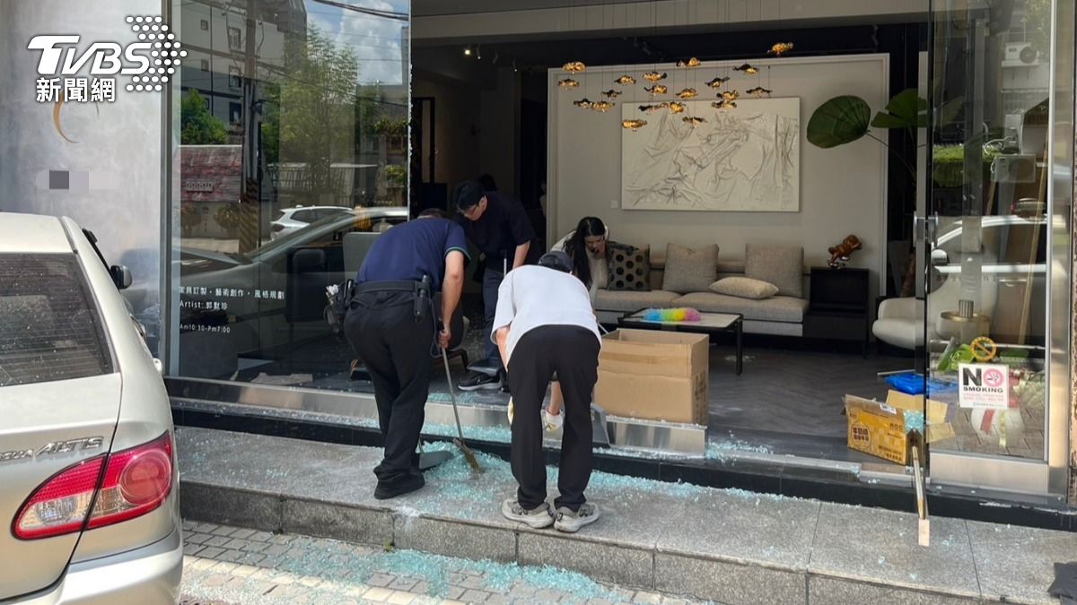 藝品店玻璃碎裂。(圖/TVBS)