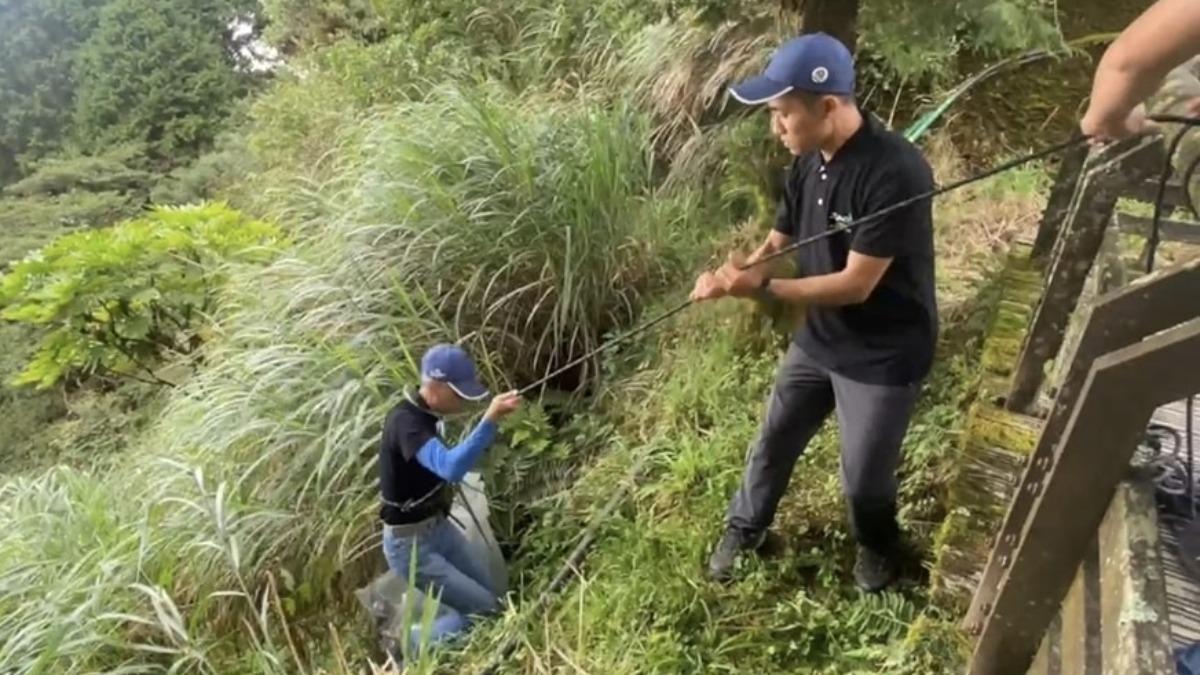 吃完便當扔山下!太平山人員涉險「垂降清垃圾」驚險畫面引眾怒