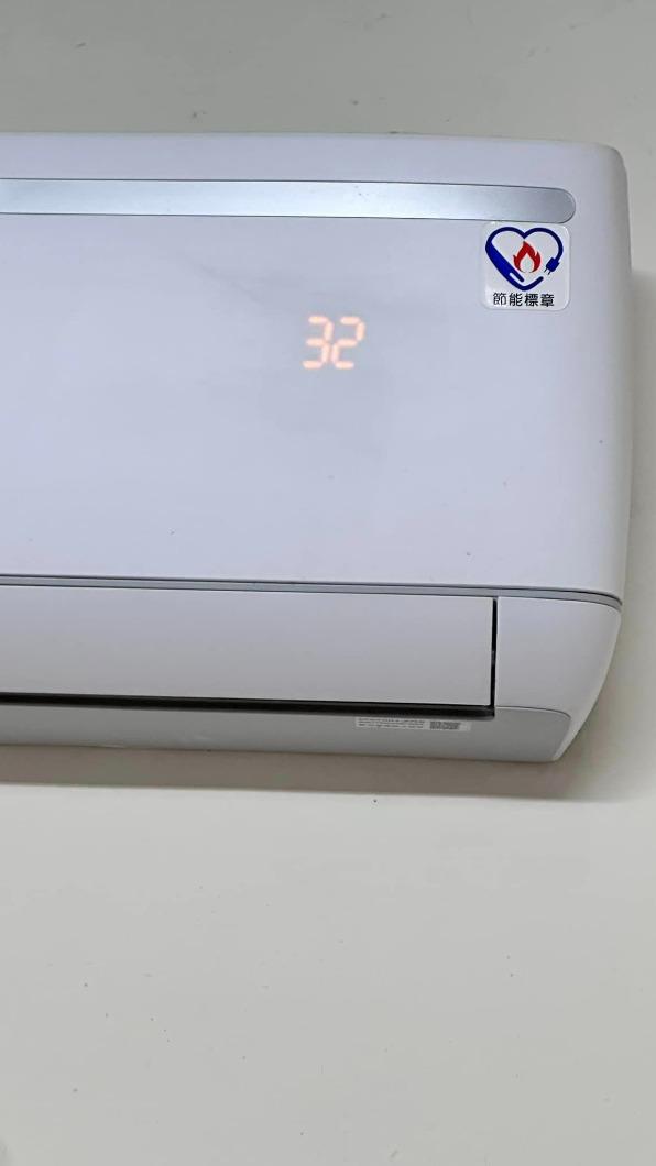 網友家中冷氣在未使用的情況下顯示32度高溫。(圖/翻攝自爆廢1公社臉書)