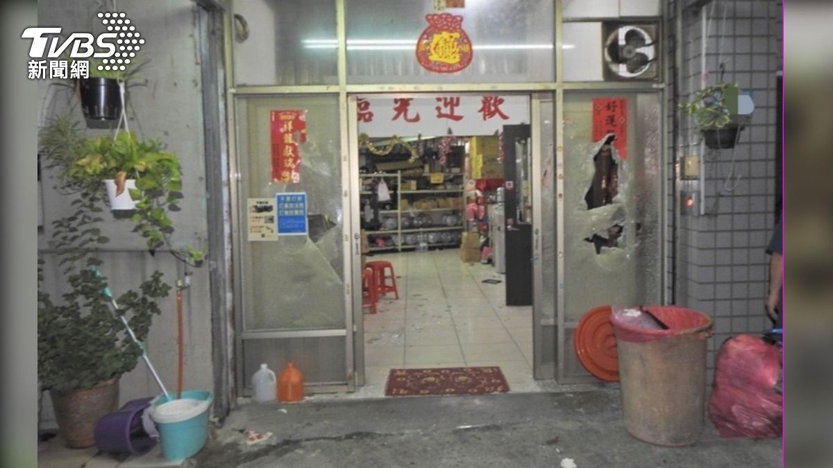 店家大門玻璃被砸毀。（圖／TVBS）