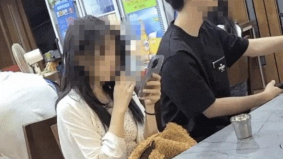 陸長髮妹首爾餐廳狂抽電子菸 勸阻失敗他PO網批:讓小孩吸二手菸