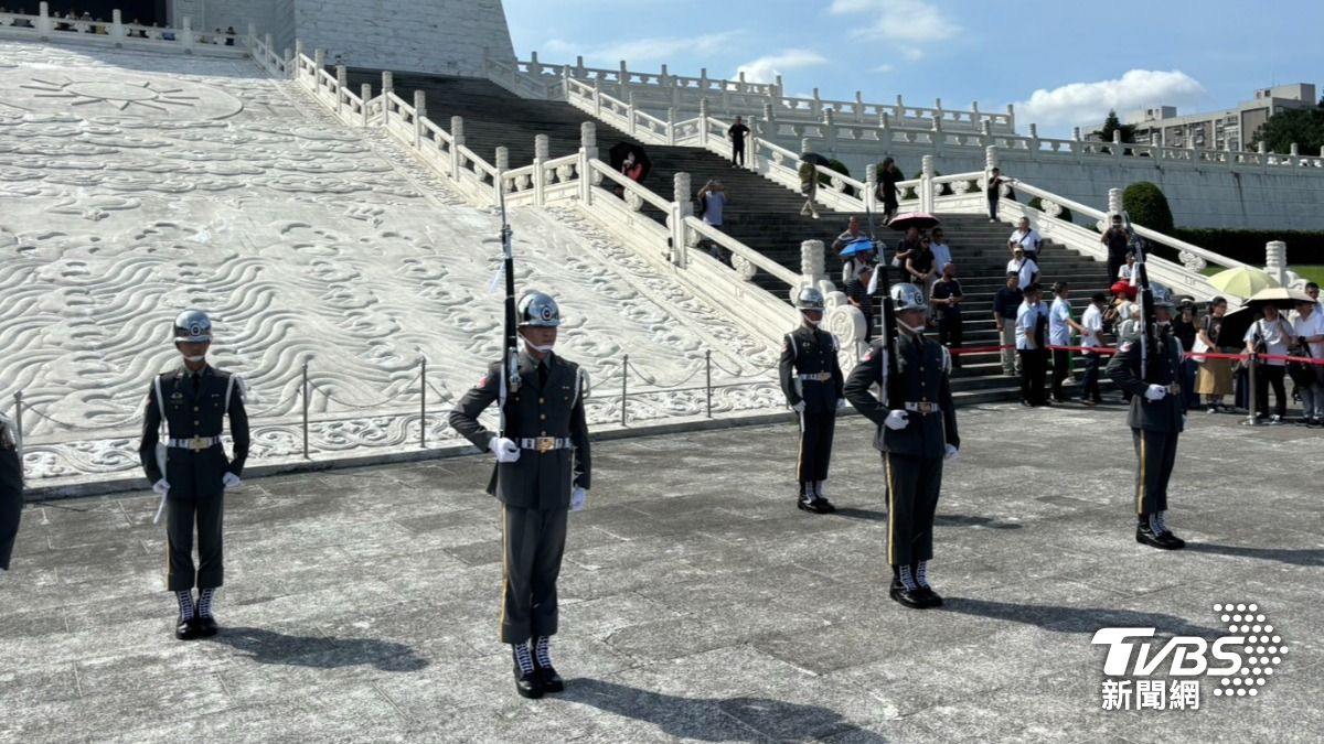 頂大太陽操演!中正紀念堂儀隊「移至戶外」 鄉民酸爆:根本虐待