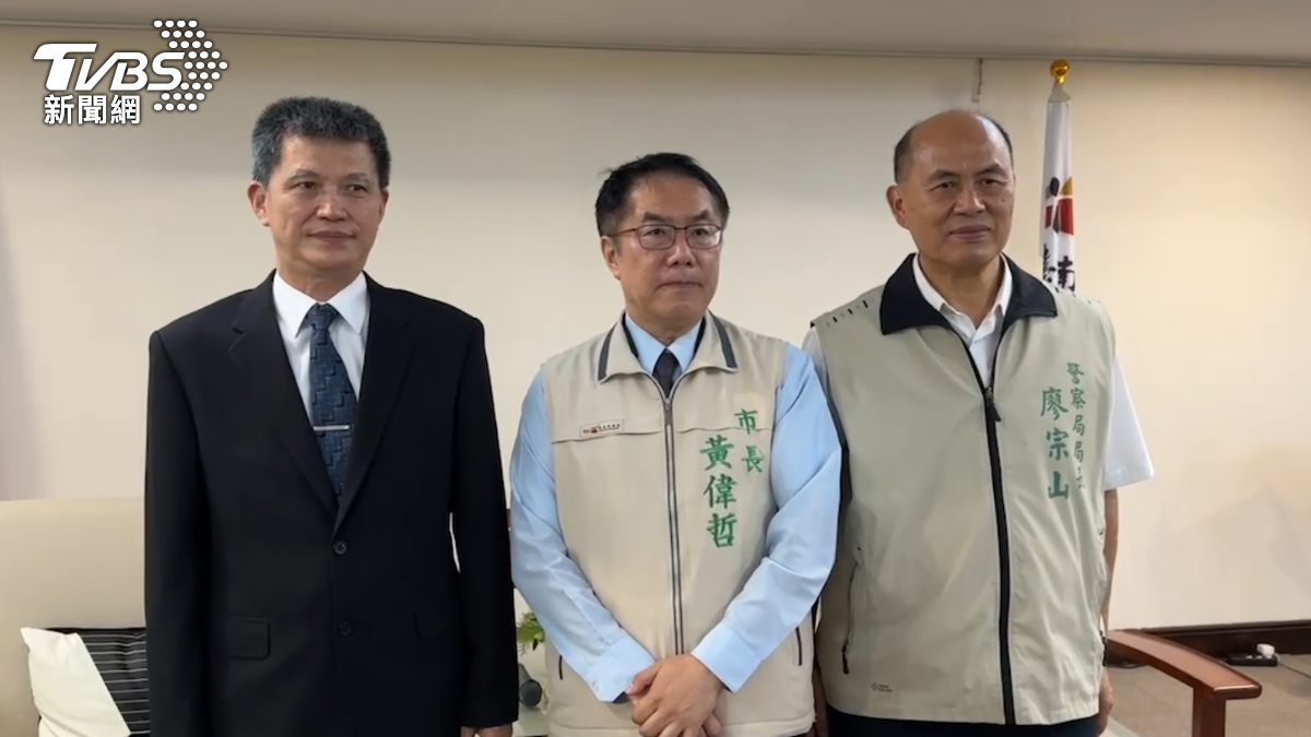 新任局長林國清(左)和即將卸任的局長廖宗山(右)拜會市長黃偉哲(中)。（圖／TVBS）