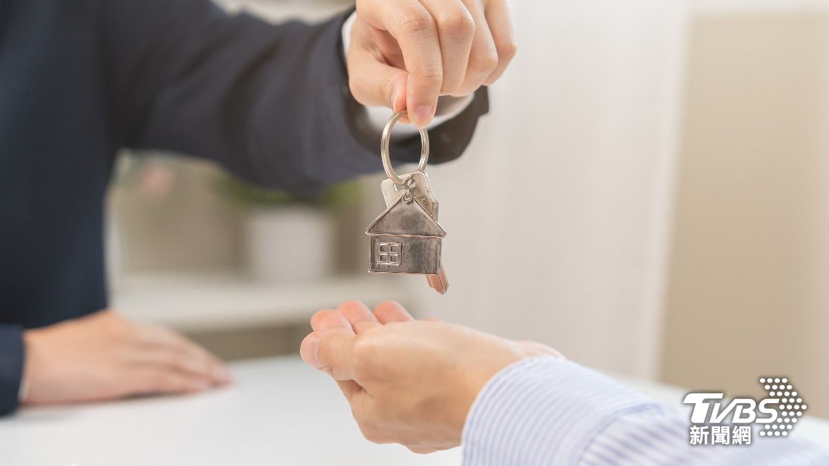 人夫退休後,用光積蓄買了新房。 (圖/達志影像Shutterstock)
