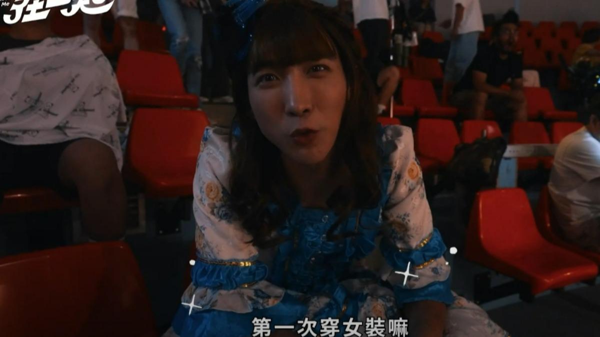 黃宏軒超害羞畫面流出 竟穿「全套公主裝」上台唱跳