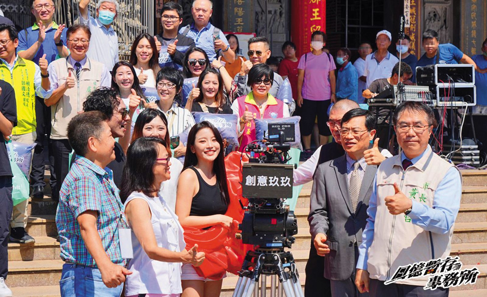 蔡瑞雪(左三)近年都有接觸戲劇及電影,去年參演《回憶暫存事務所》,劇組卻爆出資金斷鏈停拍。(圖/翻攝自《回憶暫存事務所》臉書)