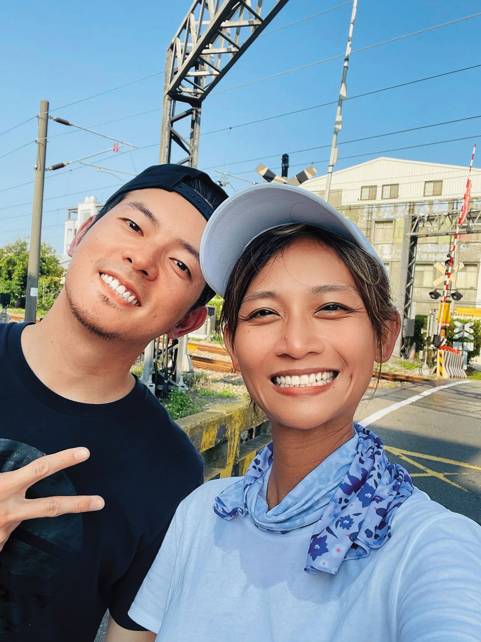 宥勝(左)這一年來靠老婆(右)做團購主補貼家用。(圖/翻攝自宥勝IG)