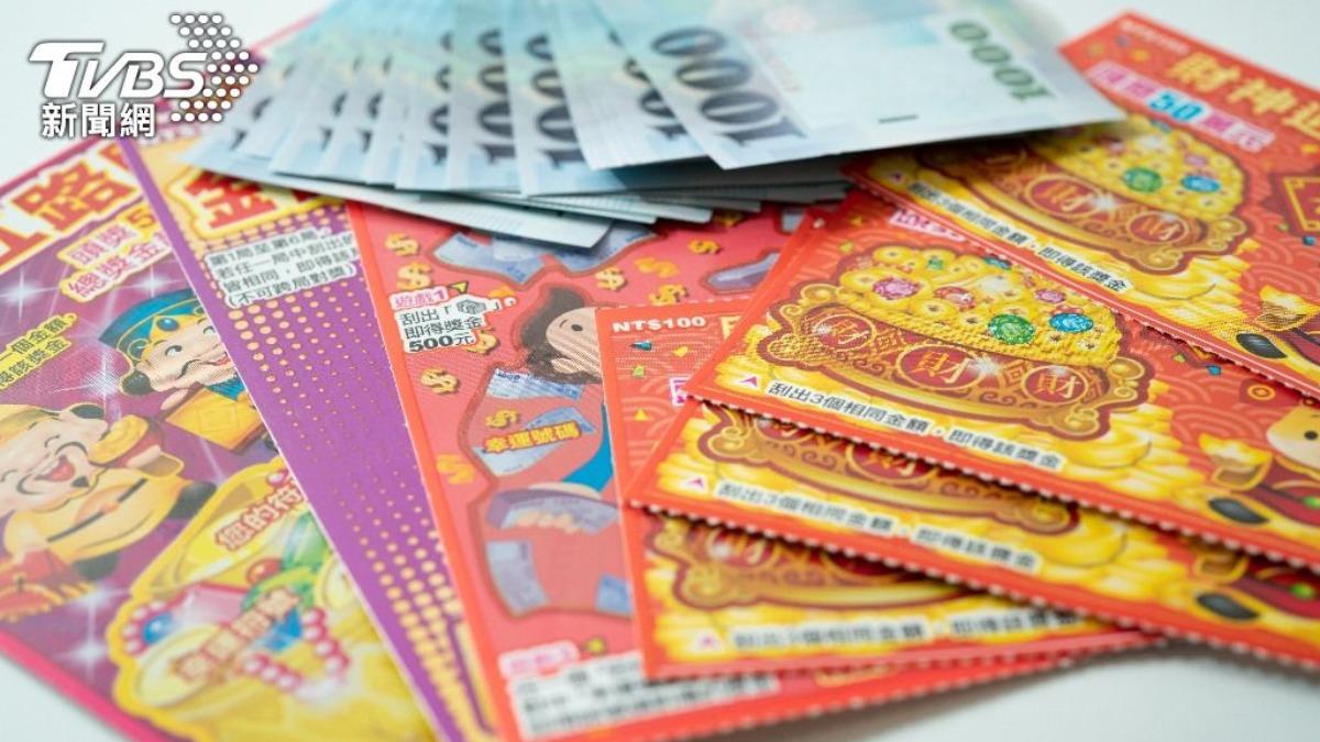 男友刮刮樂中20萬!她要求「買包或分10萬」遭拒:想分手