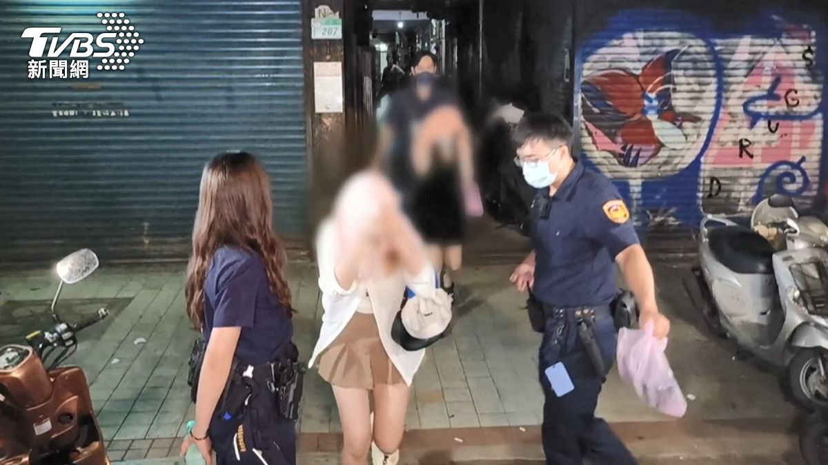 萬華分局掃黃行動共逮到51名性工作女子、12位男客還有4名負責人。（圖／TVBS）