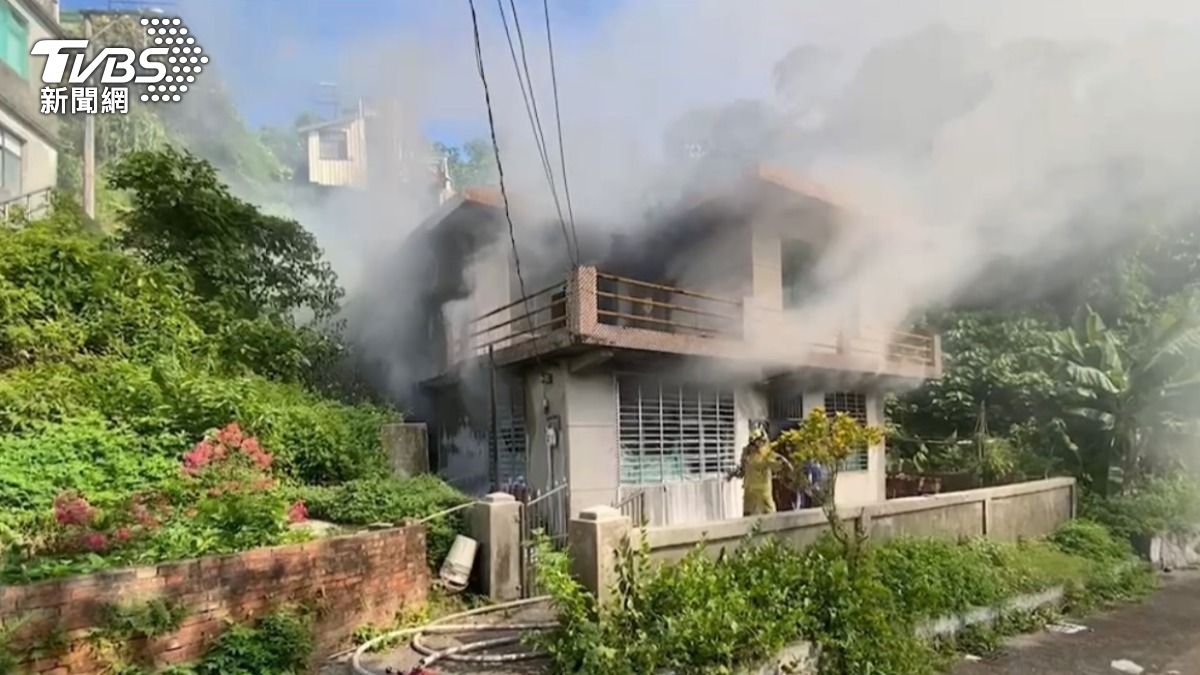 快訊／基隆民宅傳火警！「整棟冒煙」屋主嚇壞逃出　警消搶救中