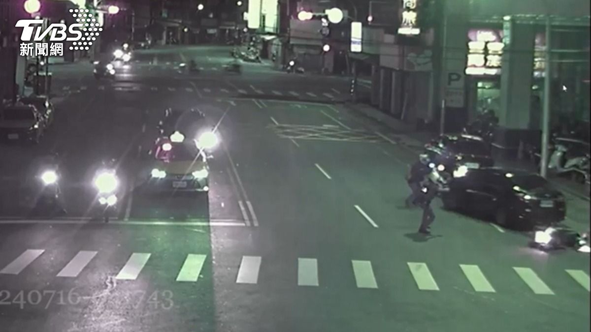 以為遇上仇家!新北男拒檢撞警「挨轟2槍」 逃3小時落網