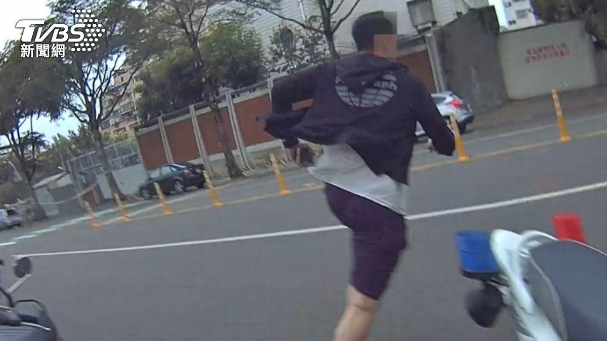 太太剛生!通緝犯想見妻小打悲情牌 拔腿奔300米爬牆被拉下