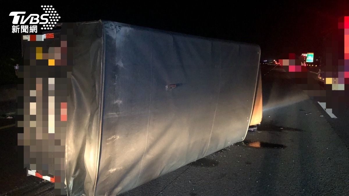 國1暗夜車禍!大貨車半路「噴裝」擊落3車:爆胎、躺路中