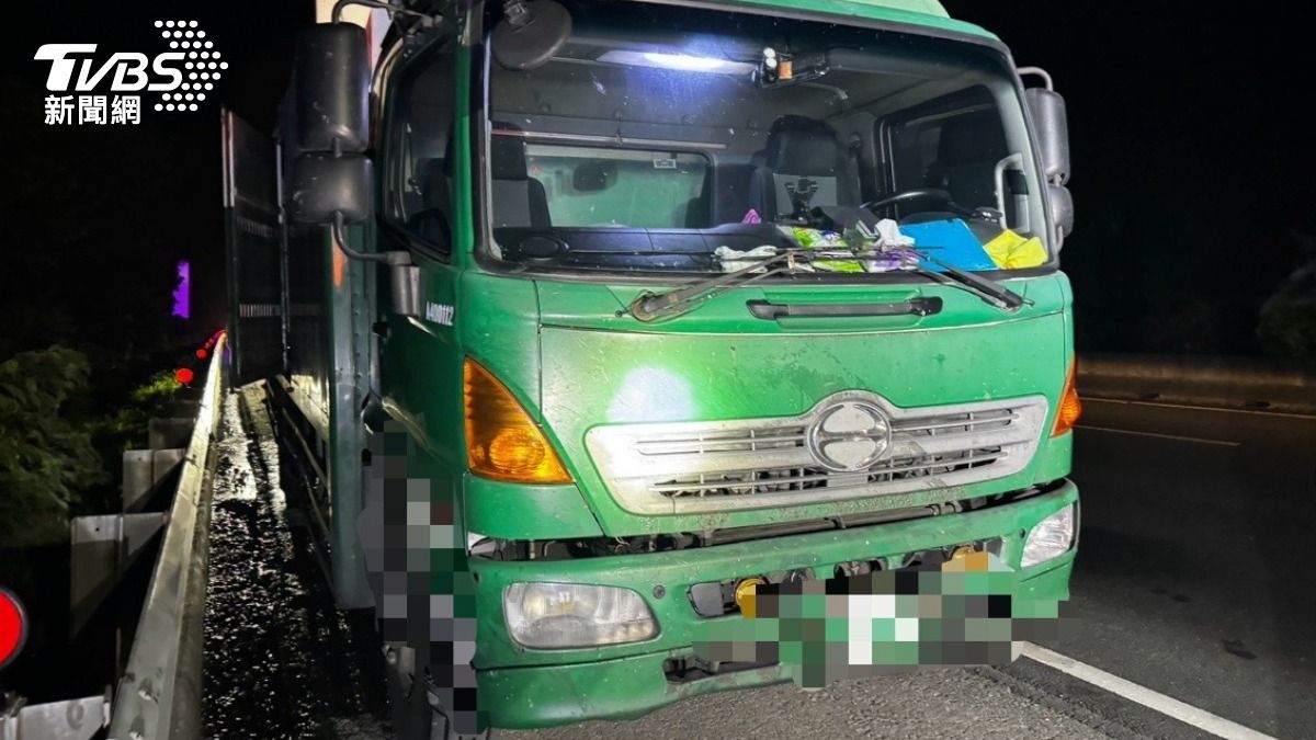大貨車因傳動軸脫落波及後方三車。(圖/TVBS)