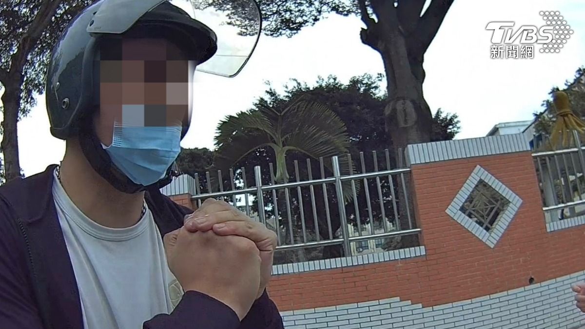 于男懇求警方讓他去看妻小。（圖／TVBS）