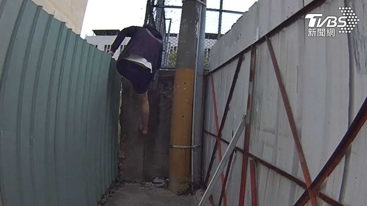 于男為了逃跑還爬牆。（圖／TVBS）