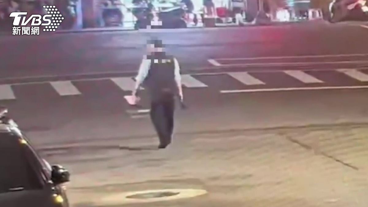 萬華男穿「移民署副署長」背心闖馬路!遭撞昏迷送醫