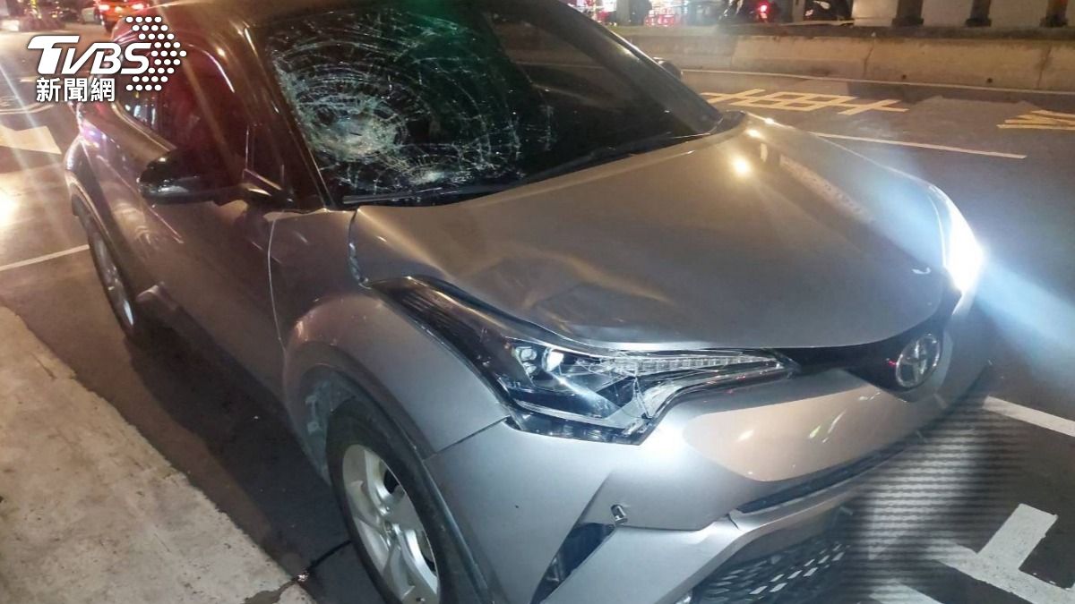 肇事車輛擋風玻璃碎裂。(圖/TVBS)